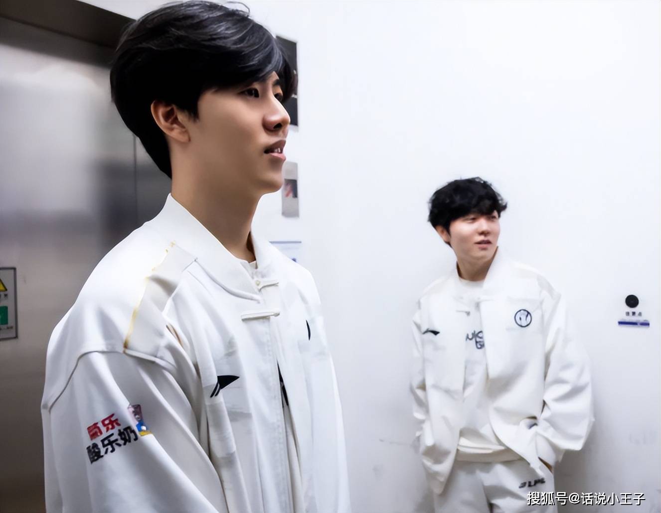 夺冠引发热议！，Rookie在MAD比赛中重要助攻赛场气氛高涨的简单介绍